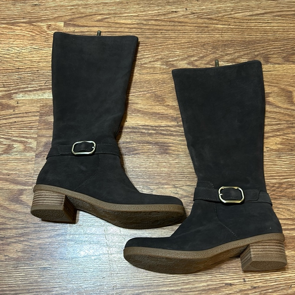 Dansko waterproof suede boots. NEW in box. Size 39.
